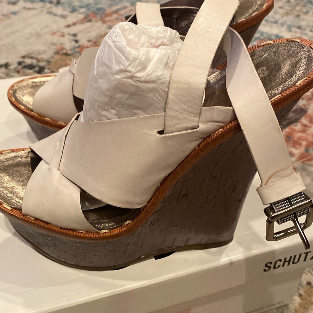 Gently used! Beautiful Schultz Sandalia Salto Alto platforms!